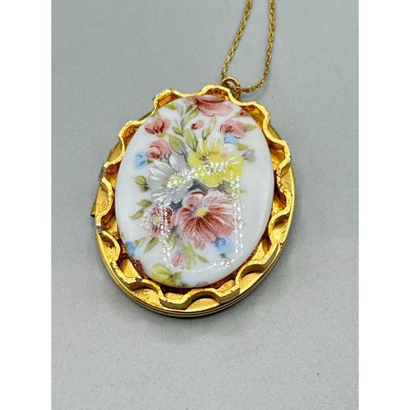 Vintage Floral Locket Gold Tone Necklace Oval Picture Holder Keepsake Floral - Picture 2 of 8